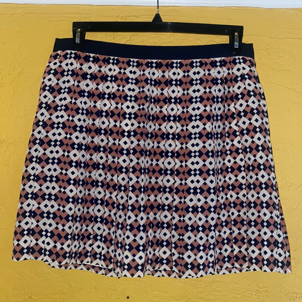 Short pleated skirt navy blue with cream & mauve color size 10